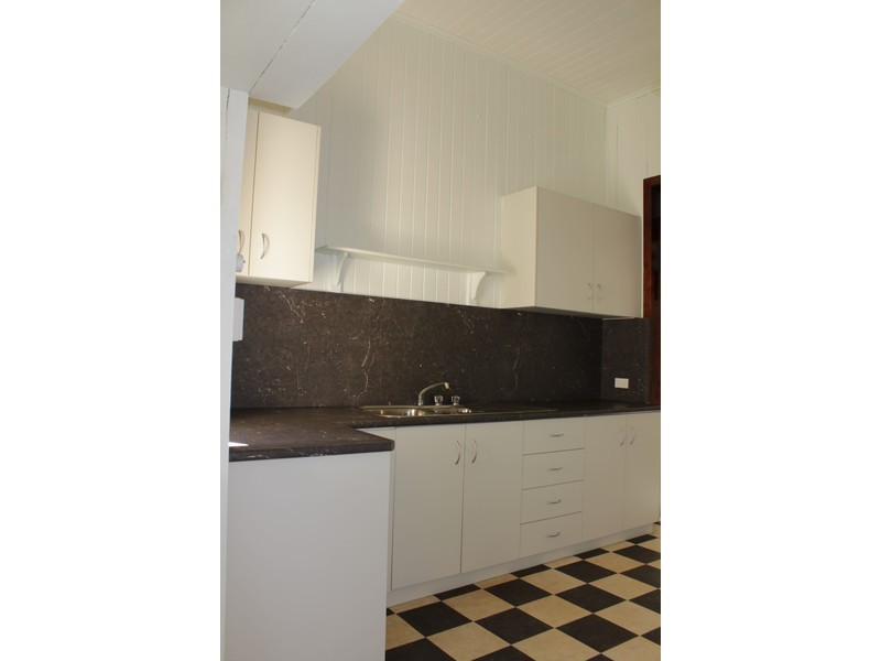 17 Albert Street, Newtown QLD 4350