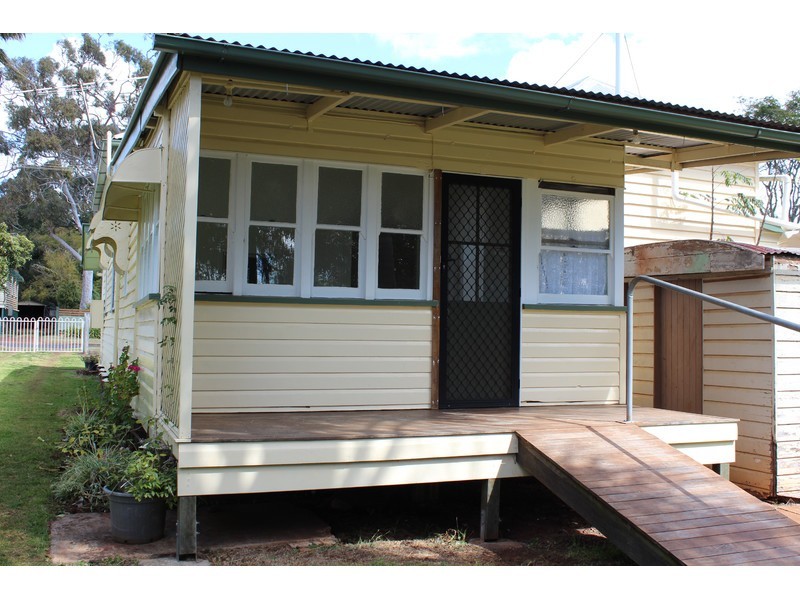 17 Albert Street, Newtown QLD 4350