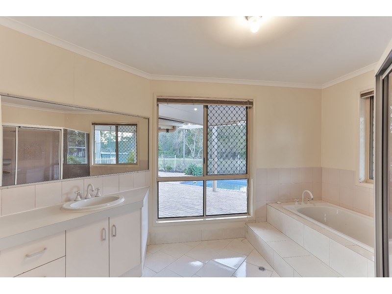 6 Shorelands Drive, Withcott QLD 4352