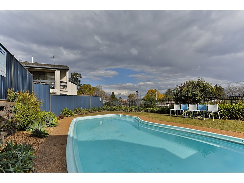 8/2 Benjamin Street, Mount Lofty QLD 4350