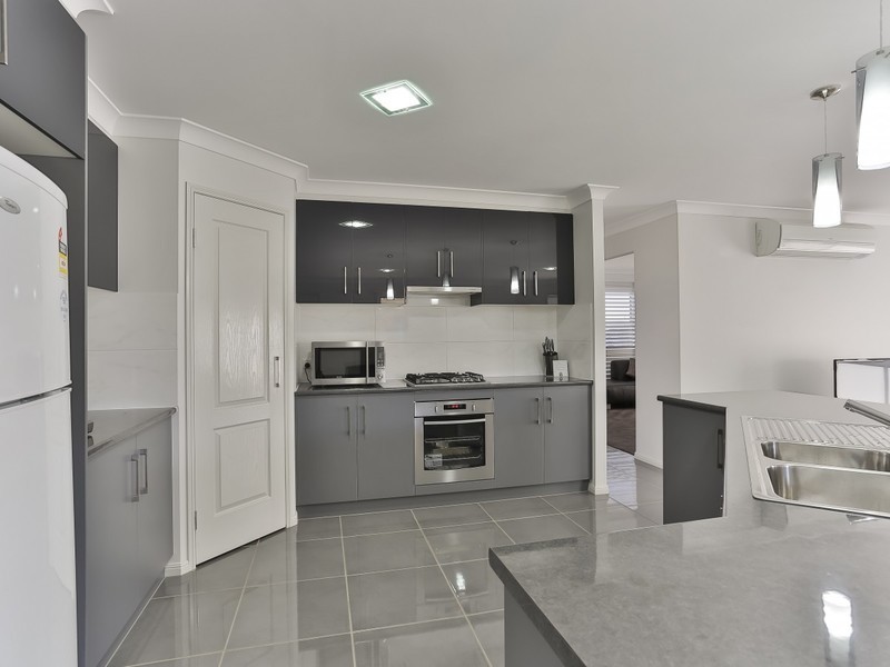 10 Tempest Drive, Glenvale QLD 4350