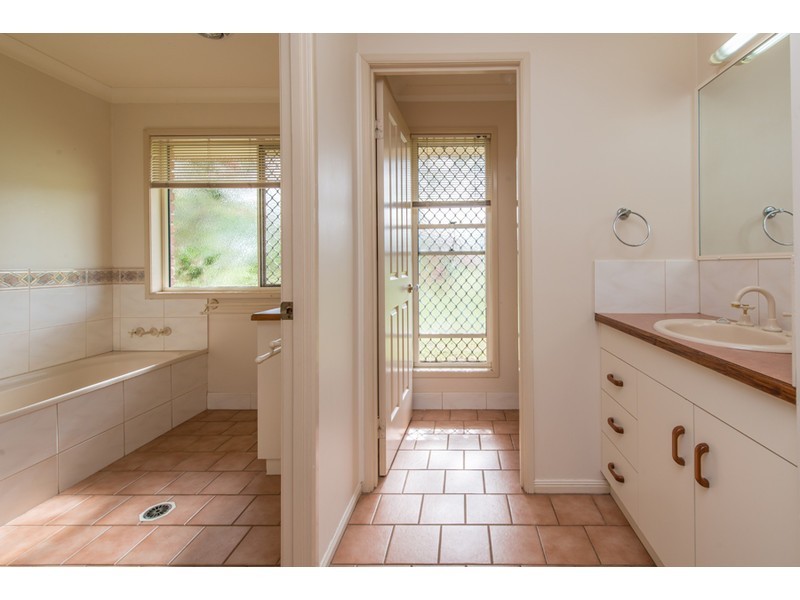 4 Cotswold Close, Cotswold Hills QLD 4350