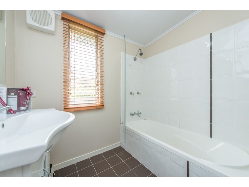 22 Henderson Street, Newtown QLD 4350