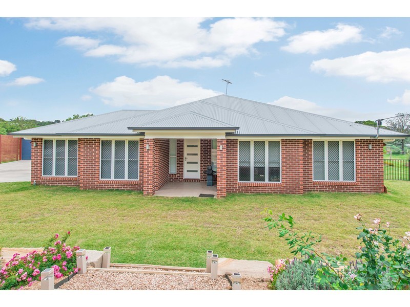 200 Postle Street, Mount Rascal QLD 4350