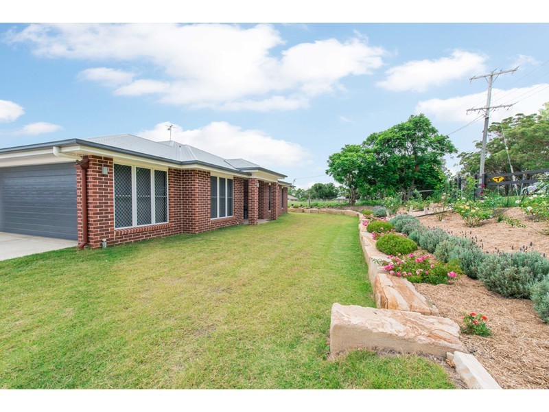 200 Postle Street, Mount Rascal QLD 4350