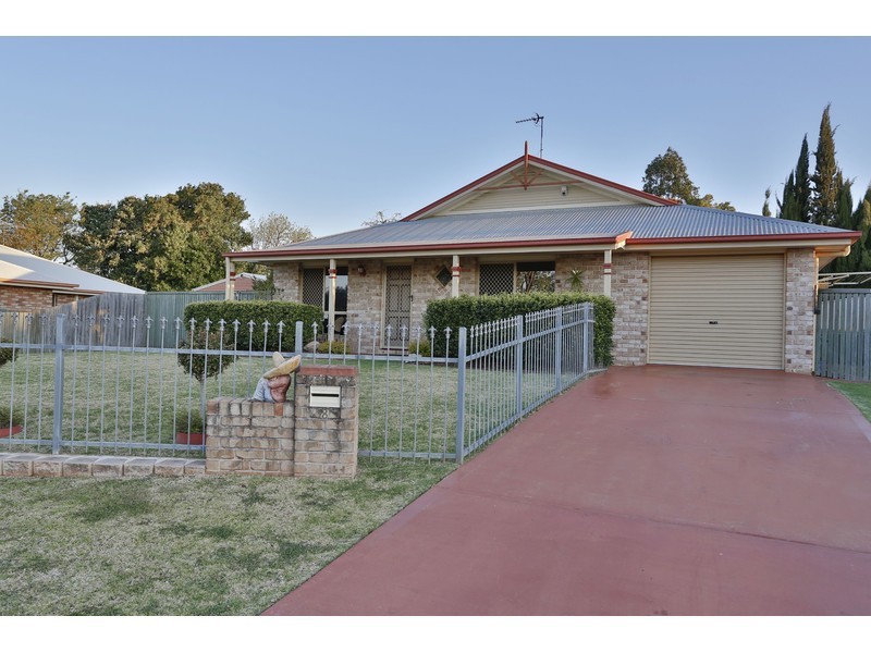 8 Bushnell Court, Rockville QLD 4350