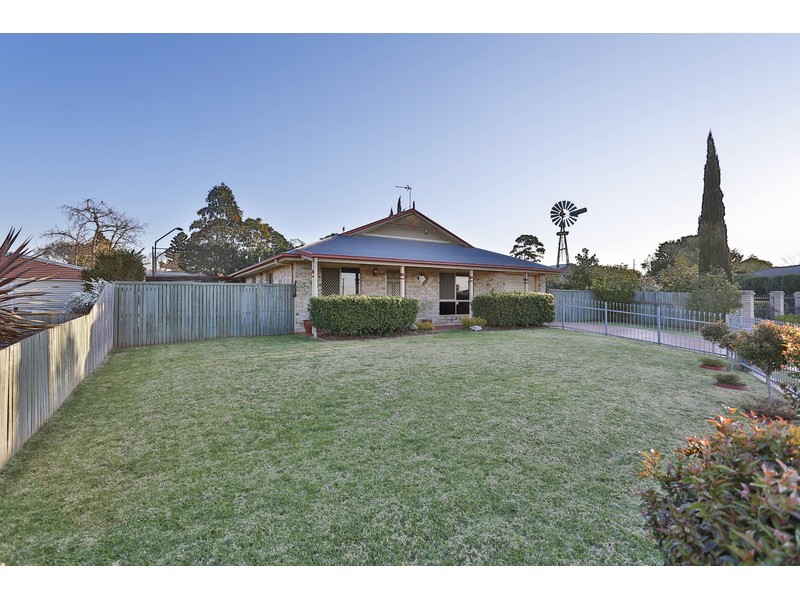 8 Bushnell Court, Rockville QLD 4350