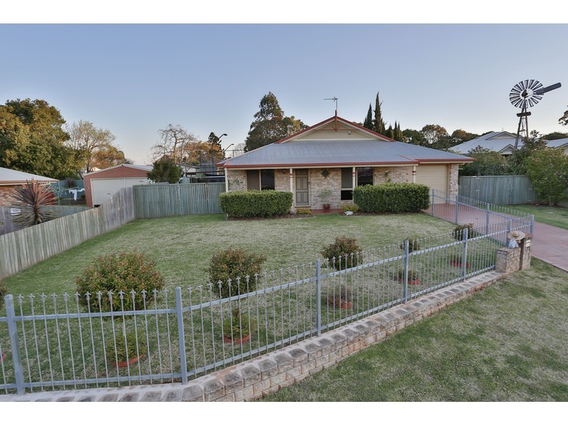 8 Bushnell Court, Rockville QLD 4350