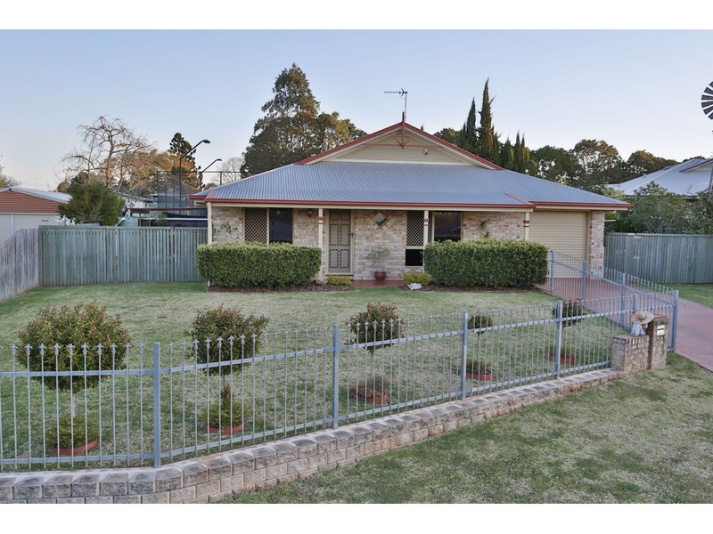 8 Bushnell Court, Rockville QLD 4350