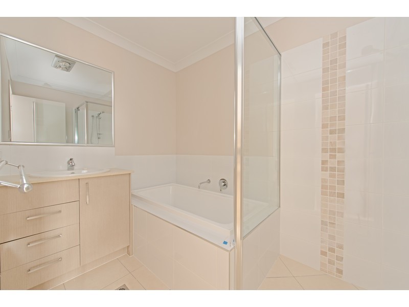 1/4 Sanctuary Drive, Cranley QLD 4350