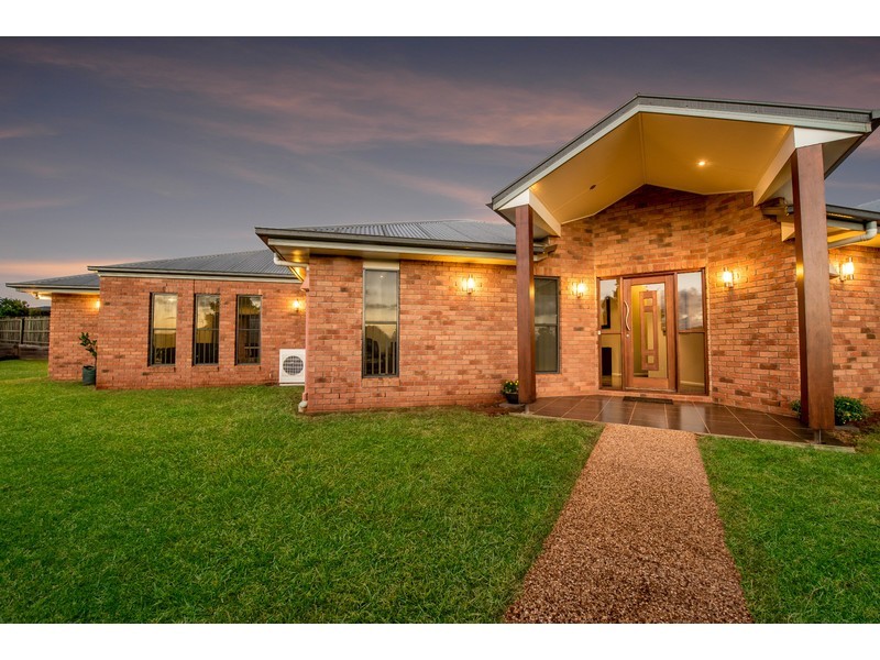 1 Krefter Crescent, Highfields QLD 4352