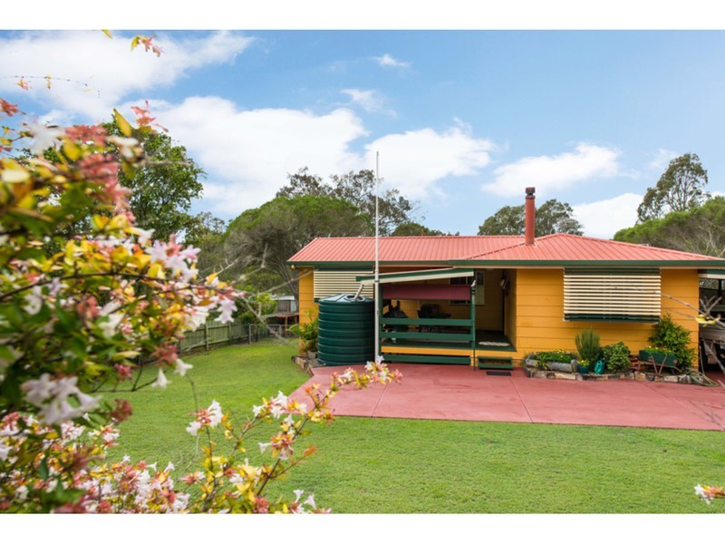 17 Railway Terrace, Crows Nest QLD 4355