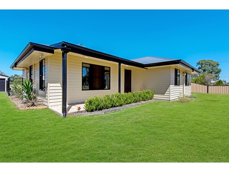 4 Peters Street, Goombungee QLD 4354