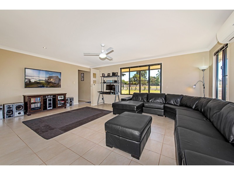 4 Peters Street, Goombungee QLD 4354