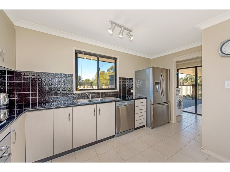 4 Peters Street, Goombungee QLD 4354