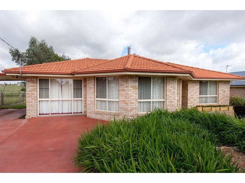 10 Sinclair Street, Wyreema QLD 4352