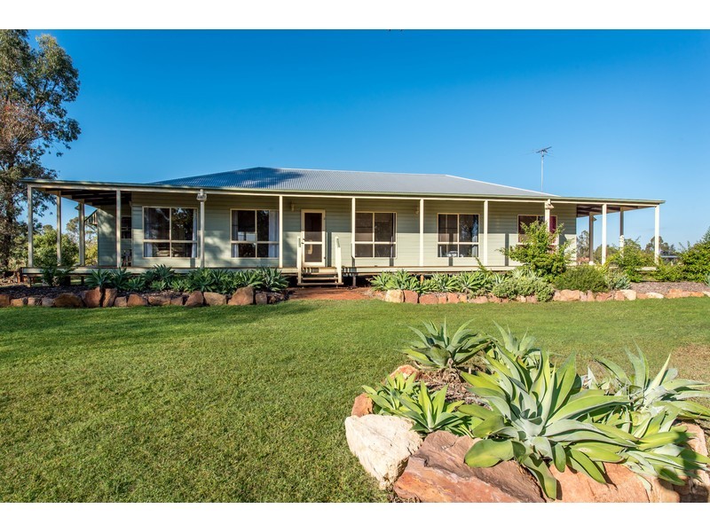 15 Racecourse Road, Oakey QLD 4401