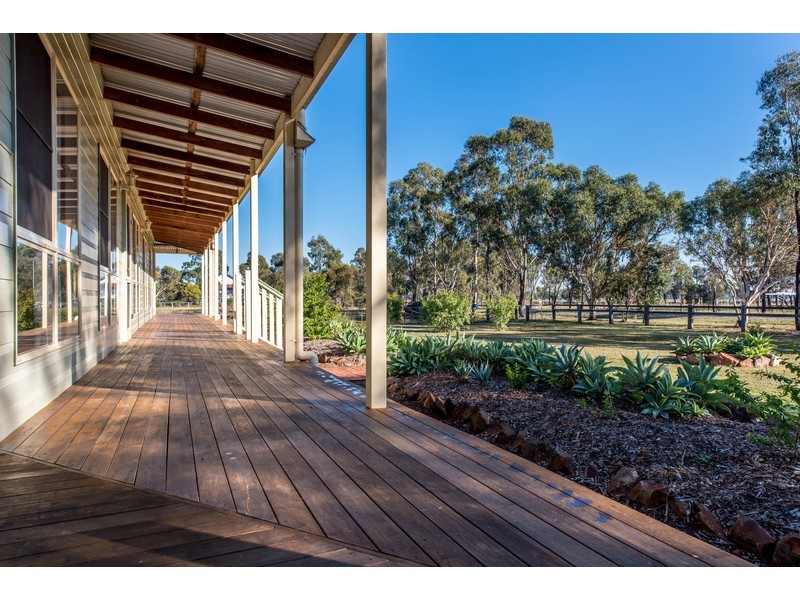 15 Racecourse Road, Oakey QLD 4401