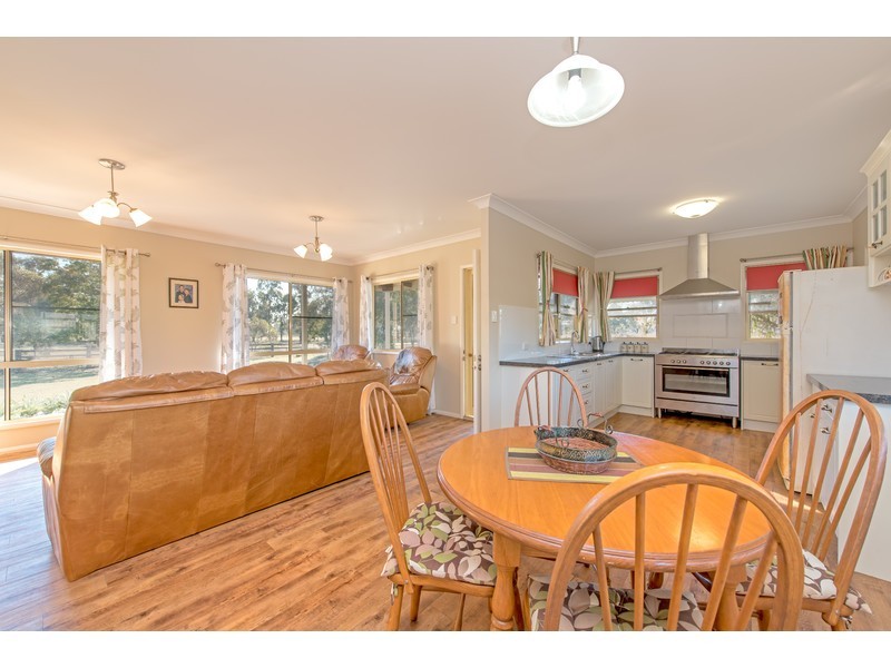 15 Racecourse Road, Oakey QLD 4401