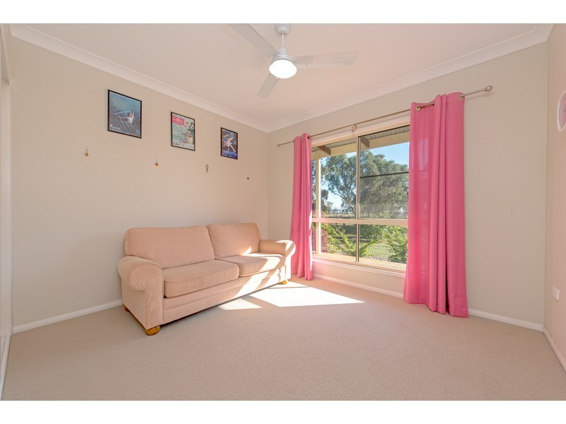 15 Racecourse Road, Oakey QLD 4401