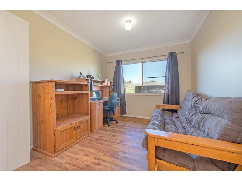 15 Racecourse Road, Oakey QLD 4401