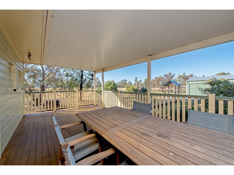 15 Racecourse Road, Oakey QLD 4401