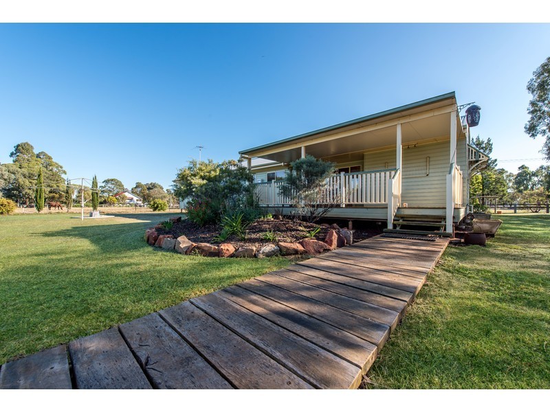 15 Racecourse Road, Oakey QLD 4401