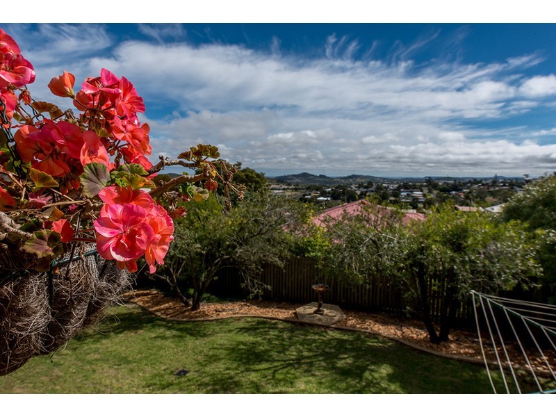 39 Dalzell Crescent, Darling Heights QLD 4350