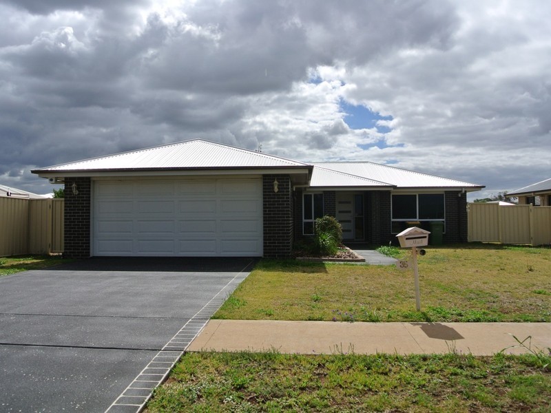 35 Berghofer Drive, Oakey QLD 4401