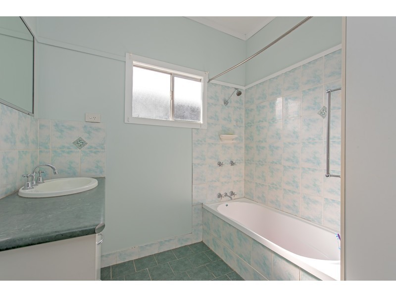 5a Cay Street, Newtown QLD 4350