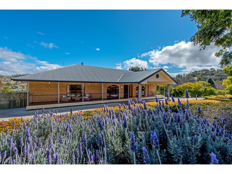 4 Windermere Drive, Hodgson Vale QLD 4352
