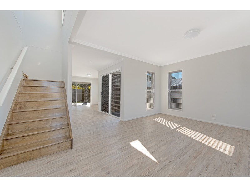 Unit 1 & 2/15 Henry Street, Mount Lofty QLD 4350