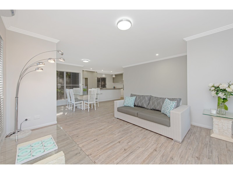 Unit 1 & 2/15 Henry Street, Mount Lofty QLD 4350