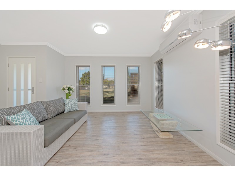 Unit 1 & 2/15 Henry Street, Mount Lofty QLD 4350