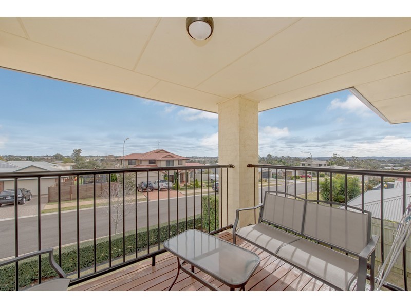 14 Banksdale Drive, Middle Ridge QLD 4350