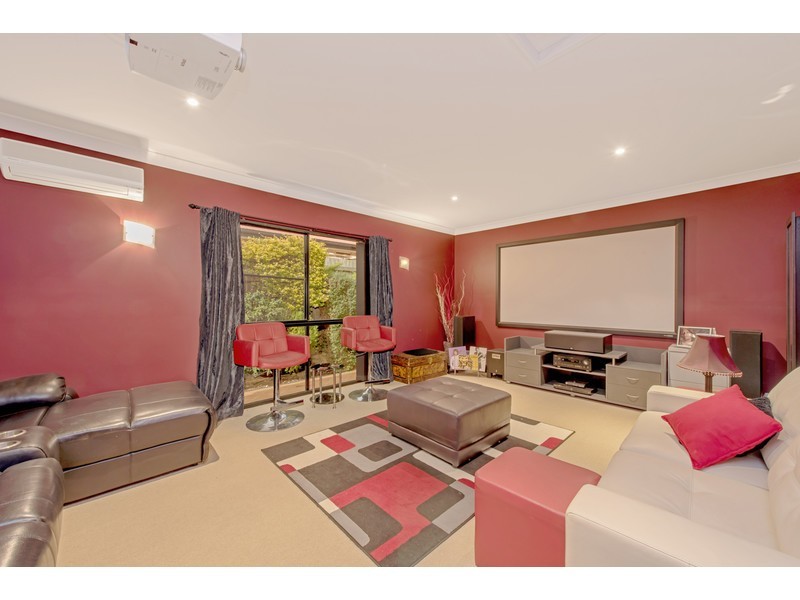 14 Banksdale Drive, Middle Ridge QLD 4350