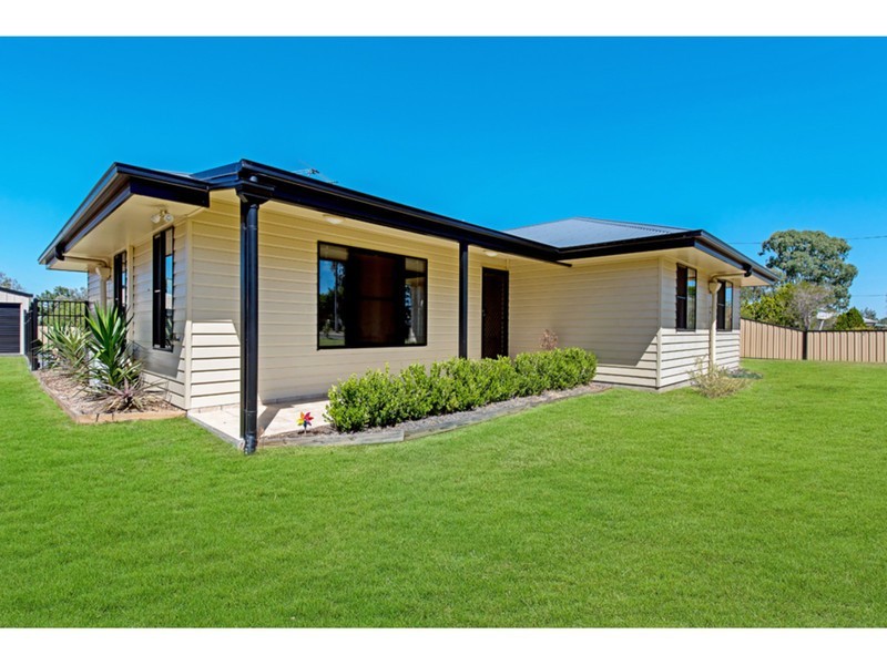 4 Peters Street, Goombungee QLD 4354