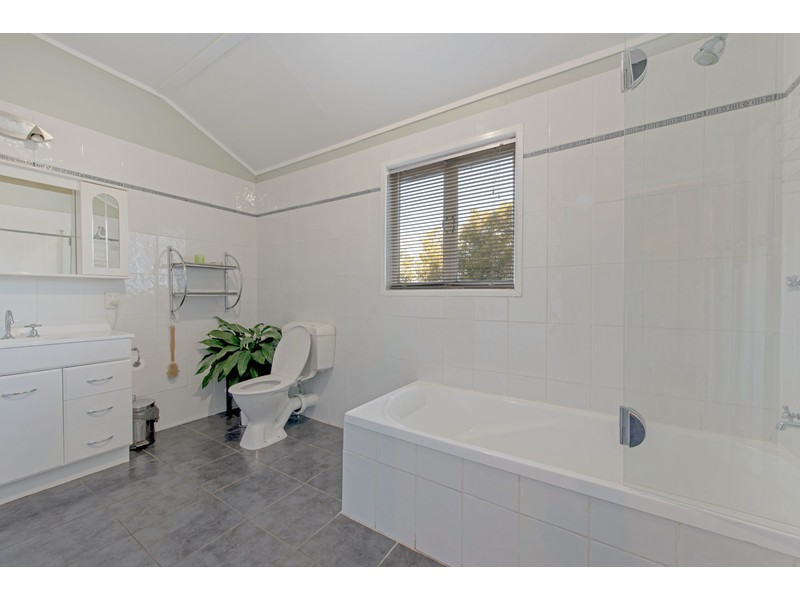 99 Koreelah Street, Upper Lockyer QLD 4352
