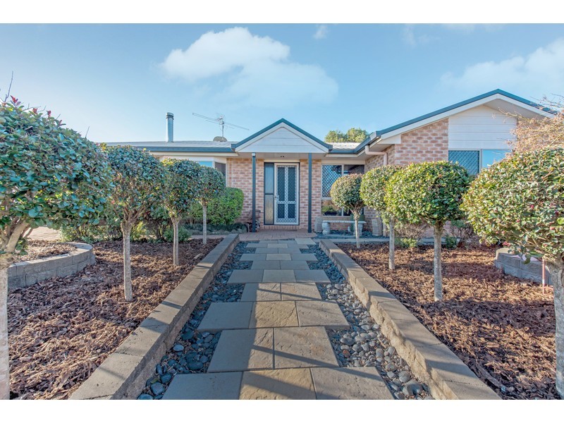 33 Gainsborough Drive, Glenvale QLD 4350