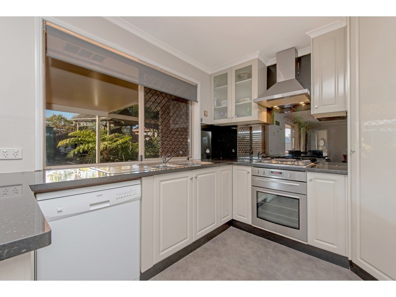 33 Gainsborough Drive, Glenvale QLD 4350