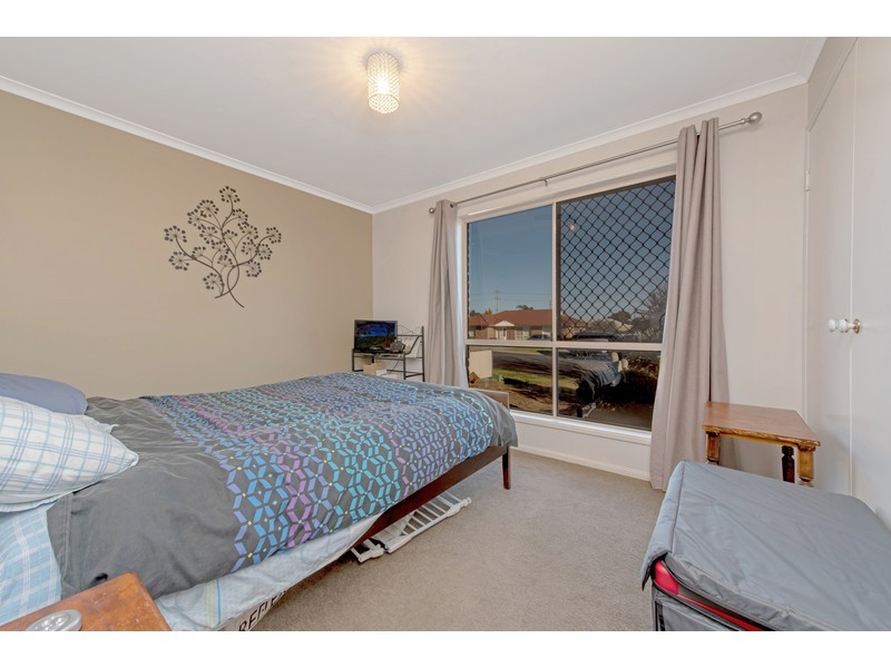 33 Gainsborough Drive, Glenvale QLD 4350