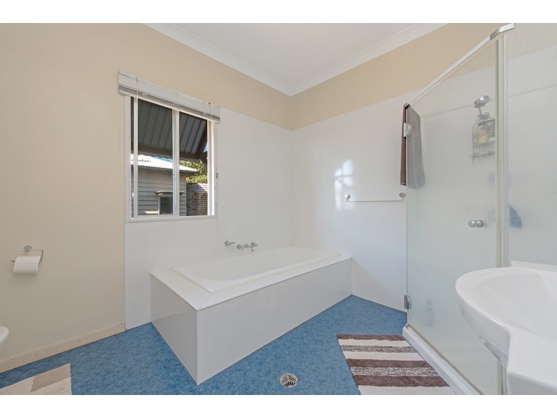 8 Peak Street, Harristown QLD 4350
