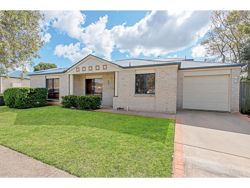 1/11 Hursley Road, Newtown QLD 4350