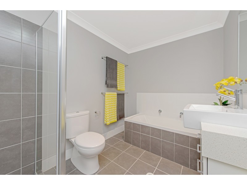 2/20 Holt Street, Middle Ridge QLD 4350