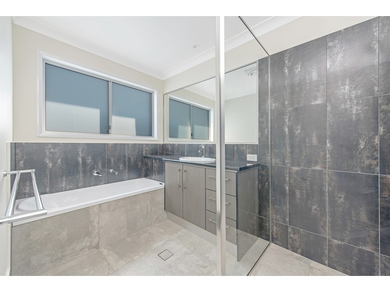 1 & 2/51 Sanctuary Drive, Cranley QLD 4350