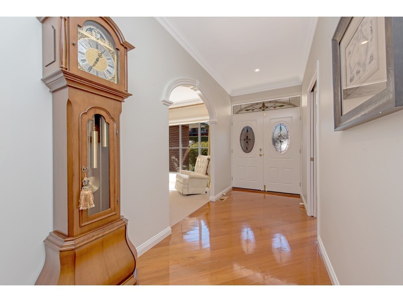 8 Huntingdale Court, Mount Lofty QLD 4350
