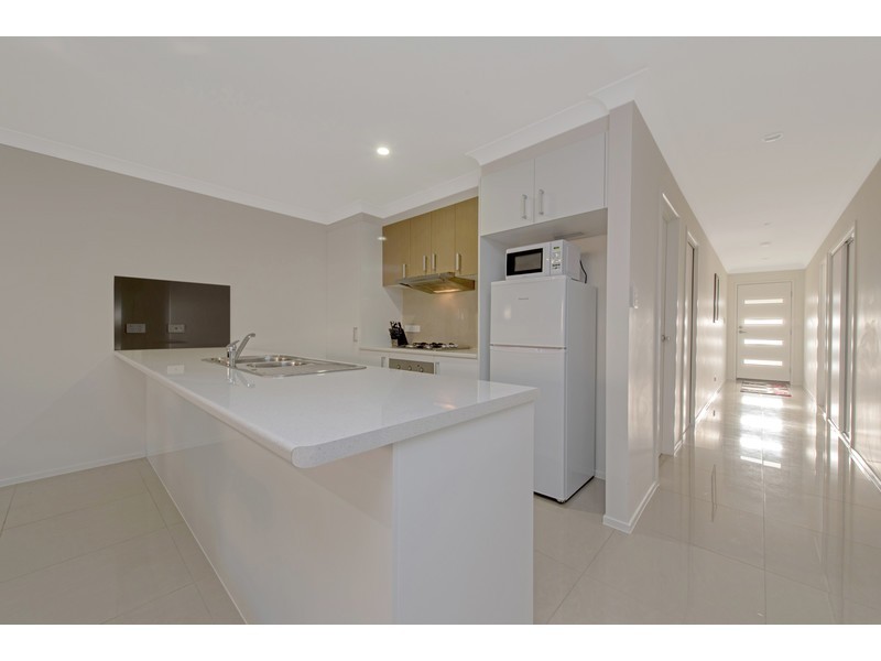 2/6 Rubie Court, Westbrook QLD 4350