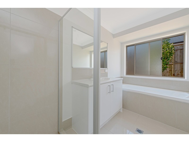 2/6 Rubie Court, Westbrook QLD 4350