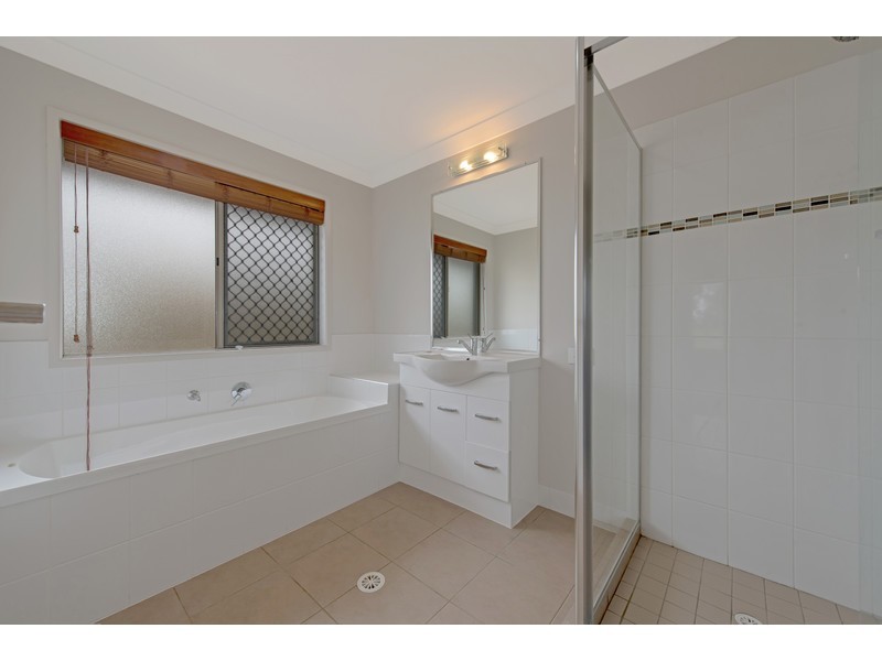 16 Phipps Drive, Meringandan West QLD 4352