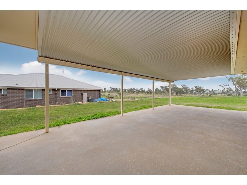 16 Phipps Drive, Meringandan West QLD 4352